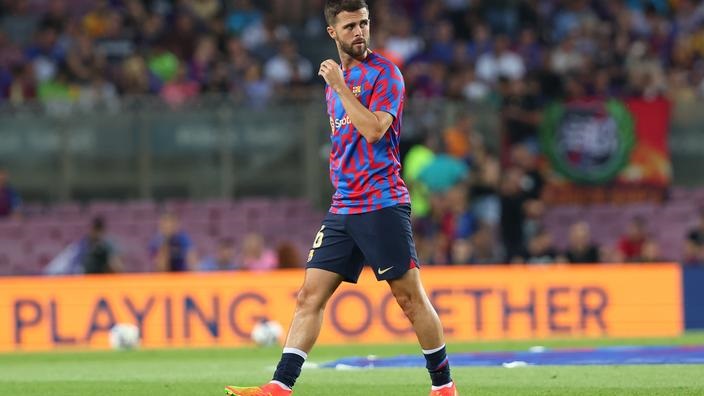 برشلونة يعلن رحيل بيانيتش إلى الشارقة الإماراتي .