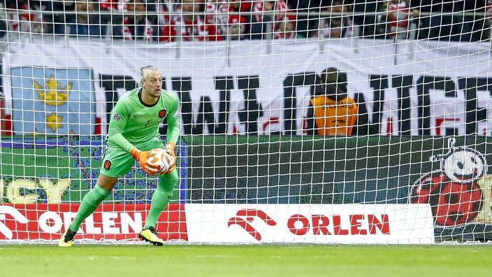 الحاس الهولندي رمكو باسفير يخوض أوّل مباراة دولية بعمر 38 سنة .