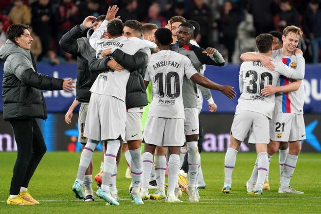 البطولات الوطنية الأوروبية في كرة القدم : برشلونة بعشرة لاعبين يبتعد في الصدارة بفوزه على أوساسونا .