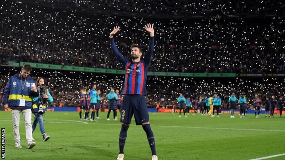 البطولات الوطنية الأوروبية في كرة القدم : إسبانيا , بيكيه يودّع برشلونة في صدارة الترتيب , إنكلترا : الأرسنال يُسقط تشلسي ويستعيد الصدارة .