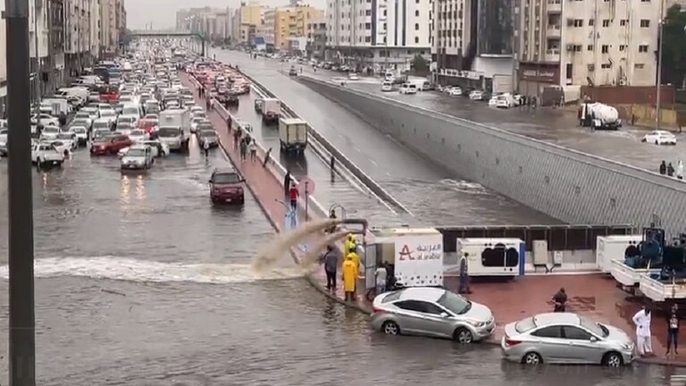 تحذير وأغلاق 3 أنفاق في مدينة جدة بعد ارتفاع منسوب المياه بسبب الأمطار الغزيرة