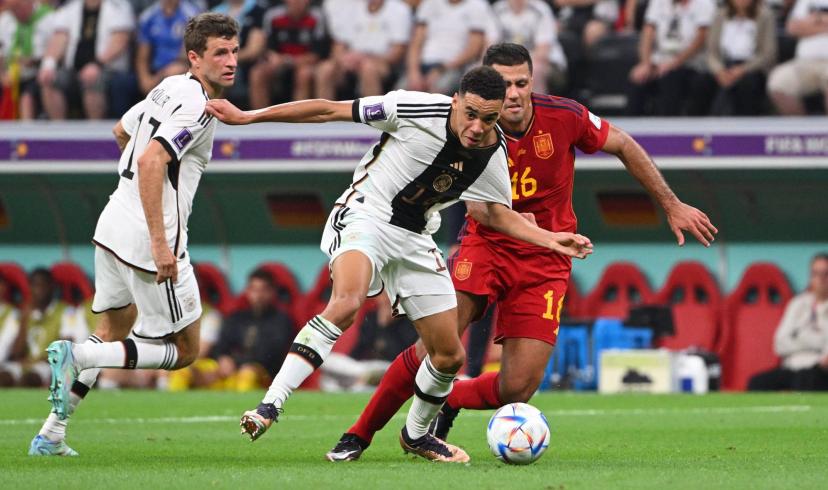 منتخب ألمانيا ينجو من الخروج المبكّر من المونديال , بتعادله مع إسبانيا (1-1) .