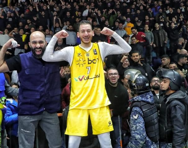 الرياضي بيروت يُلحق الخسارة الأولى بالحكمة هذا الموسم .