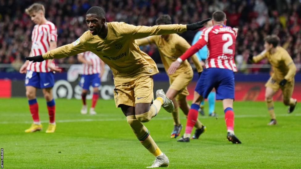 الدوري الإسباني لكرة القدم : برشلونة ينفرد بالصدارة , وريال مدريد يتلقى الخسارة الثانية .