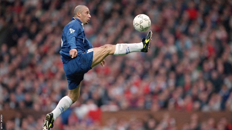 وفاة جيانلوكا فيالي نجم هجوم إيطاليا في التسعينات .