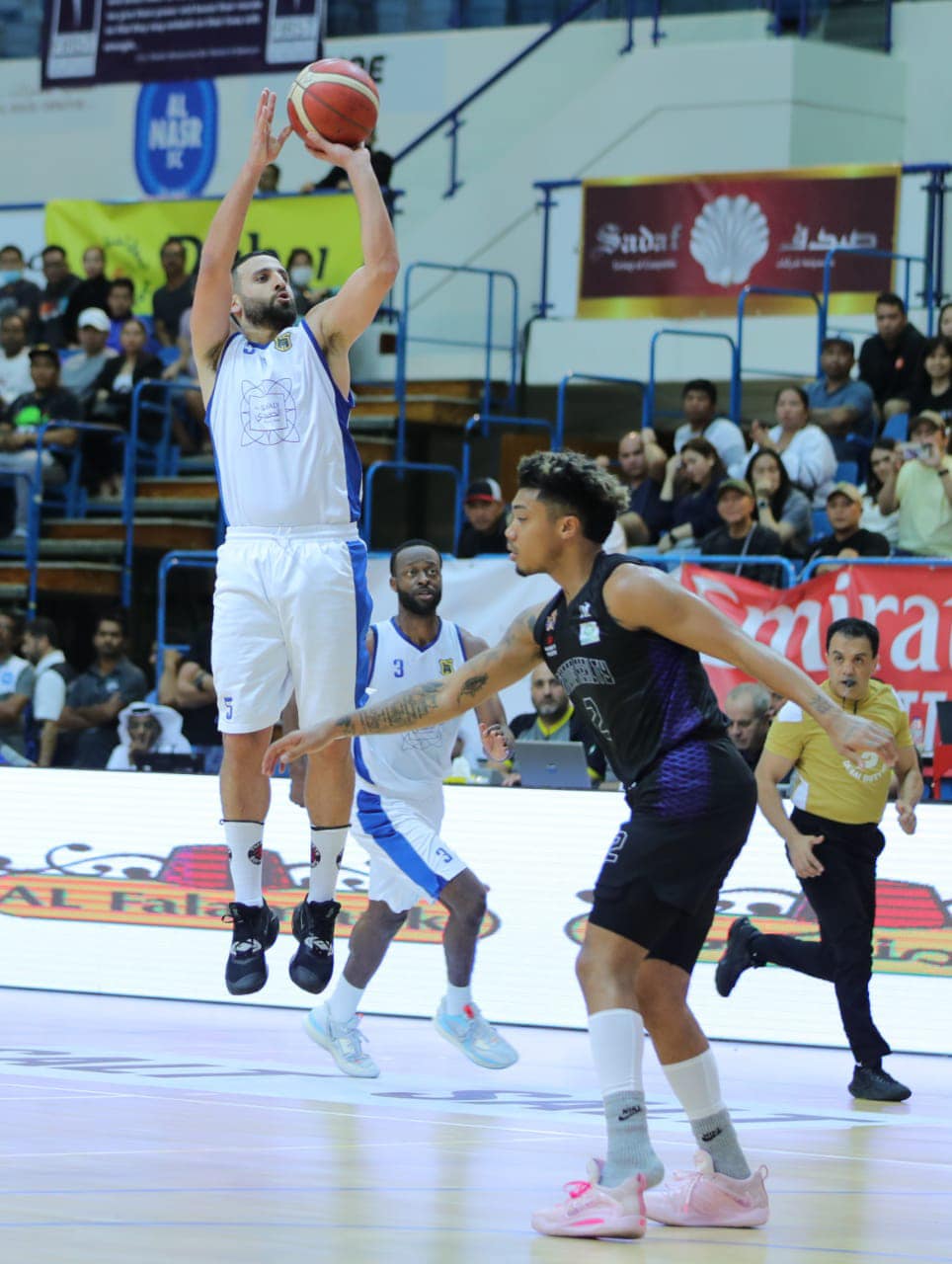 دورة دبي الدّولية في كرة السلّة : أمير سعود يقود الرياضي إلى الدّور النّصف نهائي .