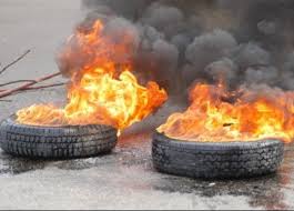 قطع طرقات بالإطارات المشتعلة