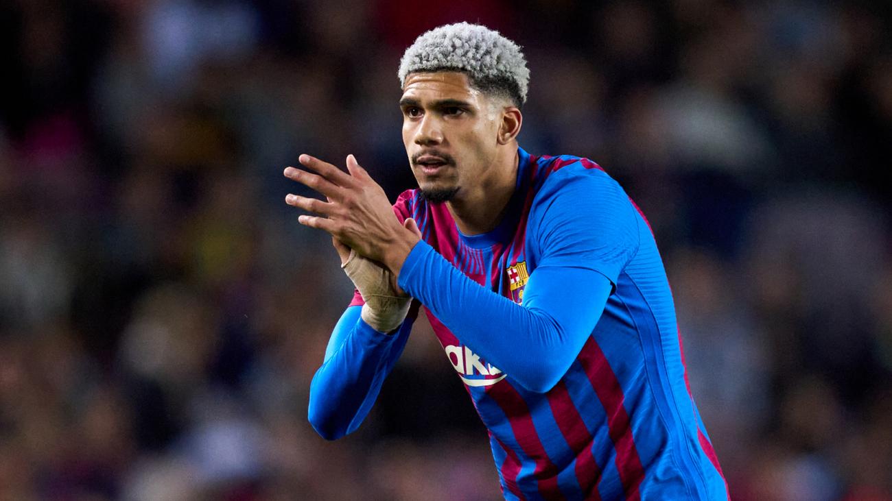 إرتياح في برشلونة , أراوخو سيشارك في المباراة أمام ريال مدريد .