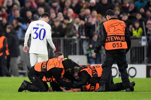 محاولة اعتداء فاشلة على ميسي بعد خروج باري سان جيرمان من دور ال16 لدوري ابطال أوروبا في كرة القدم .