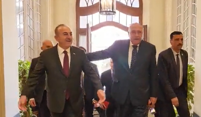 وزير الخارجية التركي في القاهرة ويعقد محادثات مع نظيره المصري