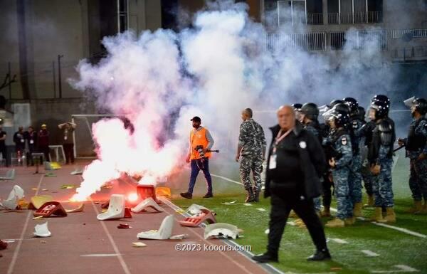 الدوري اللبناني لكرة القدم :  قرارات تحكيمية مرتبكة وأعمال  شغب علّقت مباراة البطولة بين العهد والأنصار .