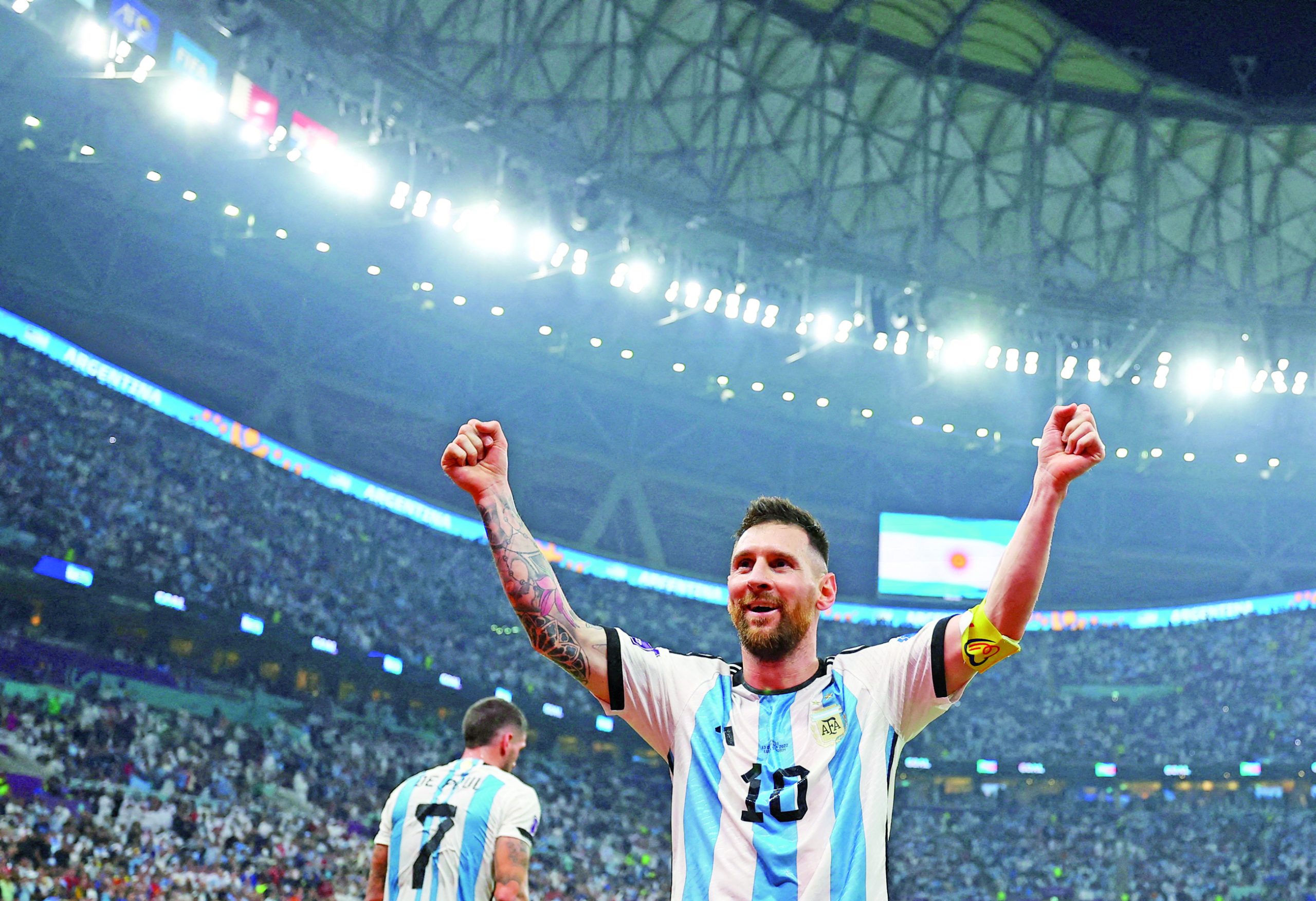 مظاهرة ليلية أثناء وجود ميسي في أحد المطاعم .