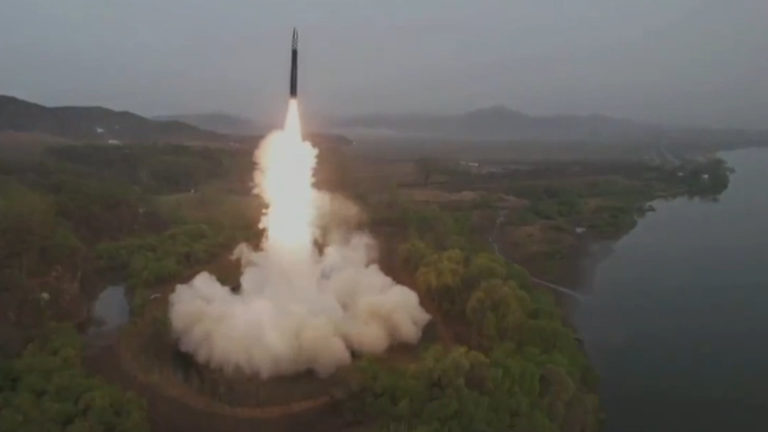 كوريا الشمالية تطلق صاروخا عابرا للقارات تحت إشراف الزعيم كيم جونغ أون