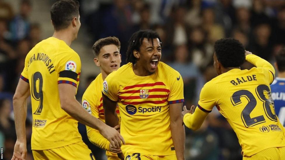 برشلونة يخلف ريال مدريد بطلاً جديداً للدّوري الإسباني لكرة القدم .