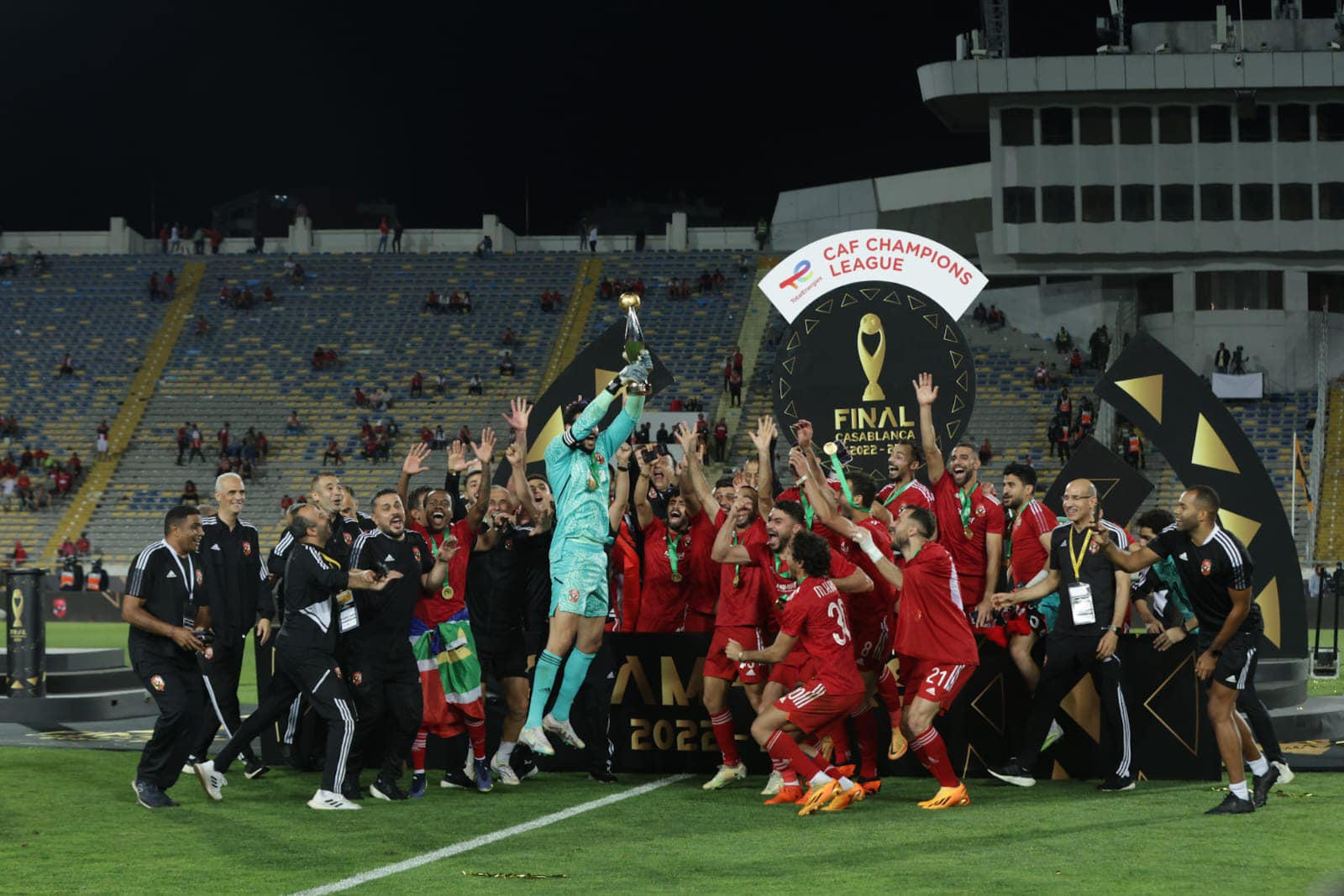 الأهلي المصري يضيف اللقب الحادي عشر له  في بطولة أفريقيا .