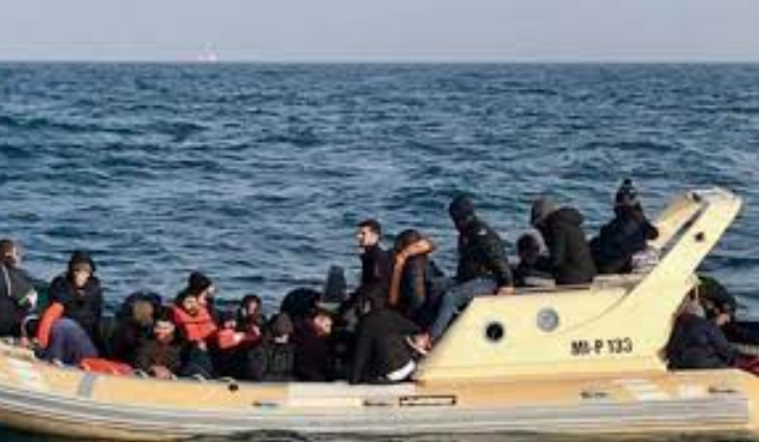 مقتل 8 أشخاص في غرق قارب مهاجرين في اليونان.