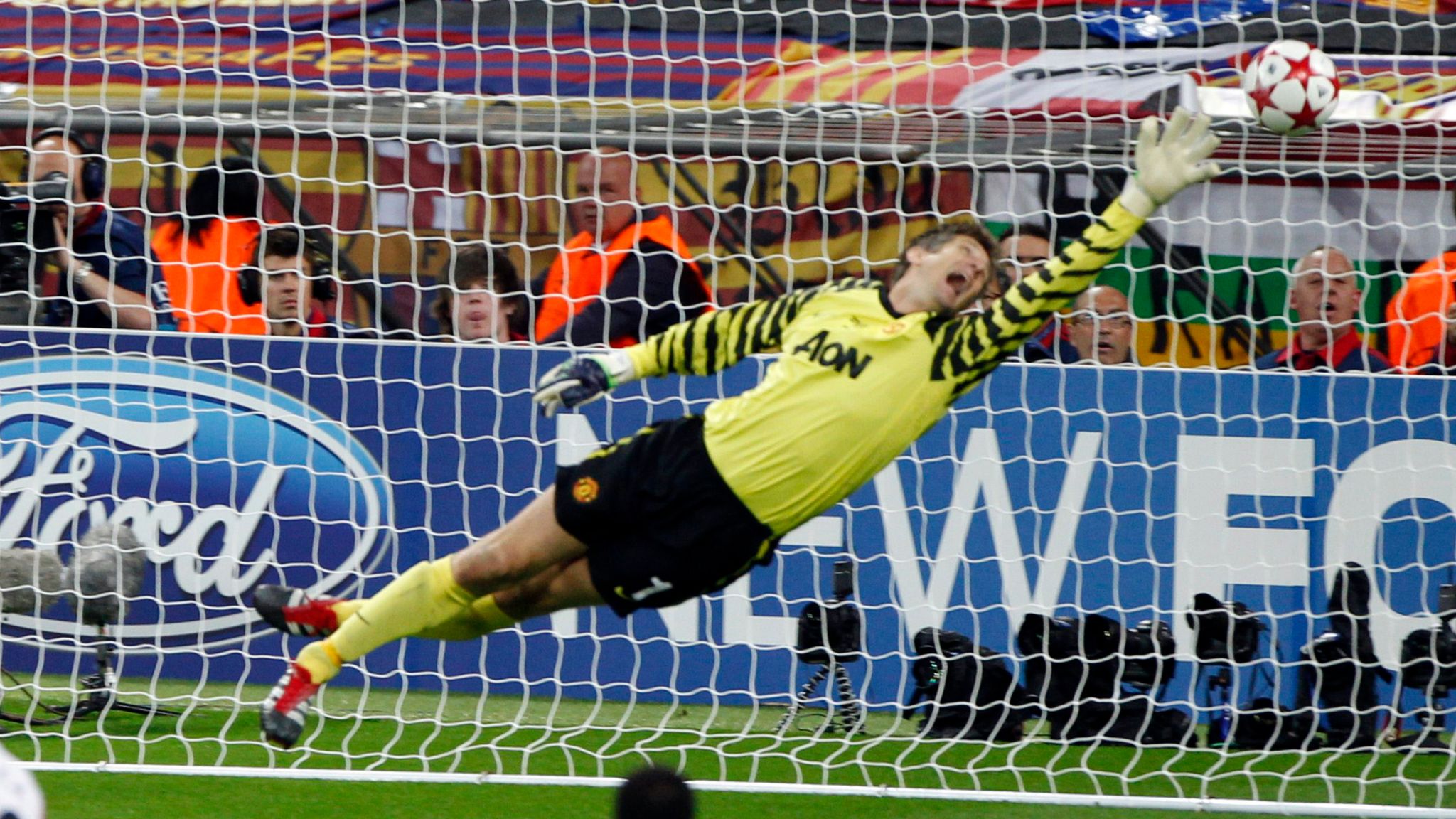 إدفين فان در سار , حارس مرمى هولندا السابق تحت العناية المركّزة .