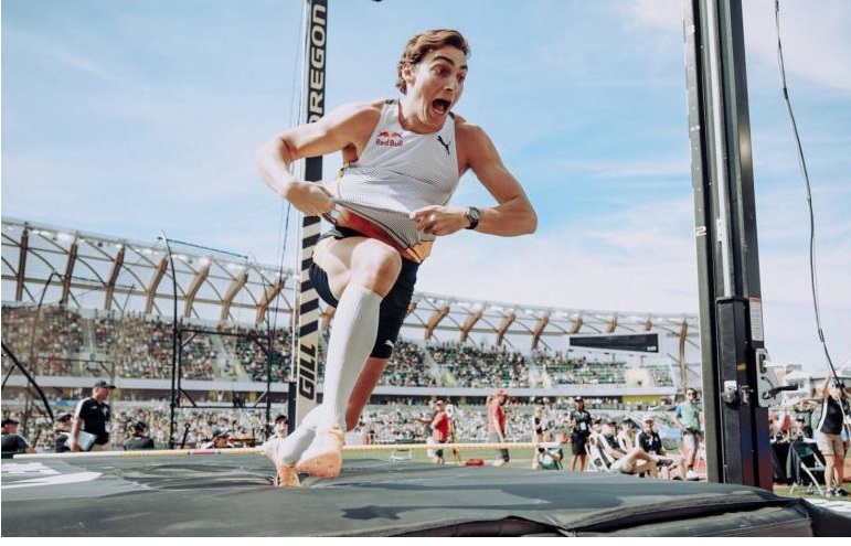 أرمان دوبلانتيس بطل العالم بالقفز بالزانة لا يتوقف عن تحطيم الأرقام القياسية .