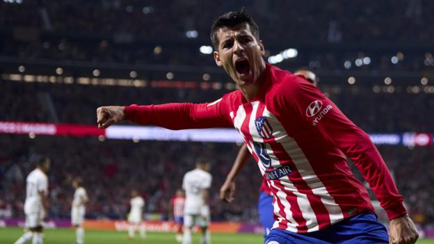 ريال مدريد ينزل عن الصدارة بخسارته الأولى هذا الموسم أمام أتليتيكو مدريد .