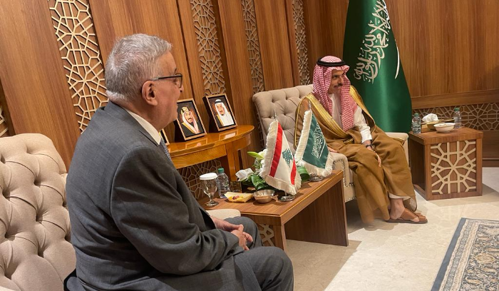 بو حبيب بعد لقائه بن فرحان: نعول على دور المملكة لإعادة التوازن إلى الشرق الأوسط.