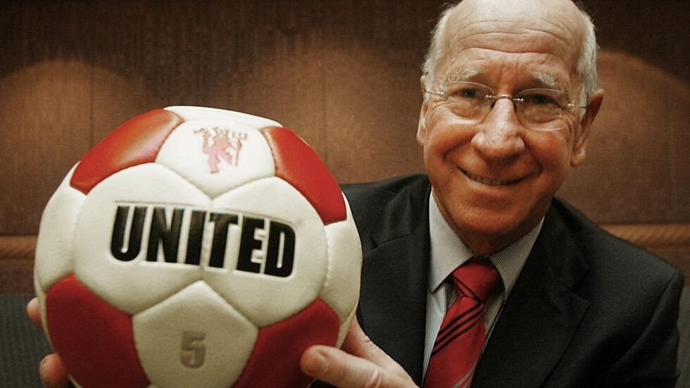 وفاة بوبي تشارلتون أهمّ رموز الكرة الإنكليزية وفريق مانشستر يونايتد .
