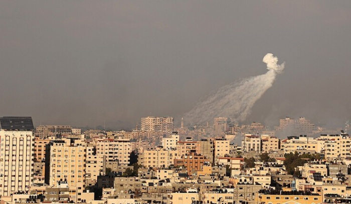 استهداف عنيف بالفوسفور الأبيض لمحيط فندق الروتس غرب مدينة غزة