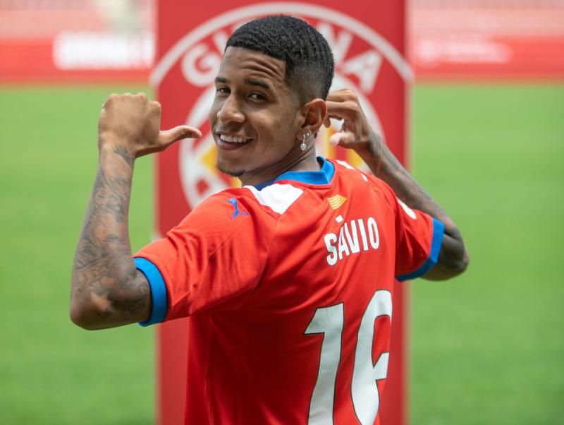 برشلونة يراقب باهتمام نجم جيرونا الصاعد سافيو .