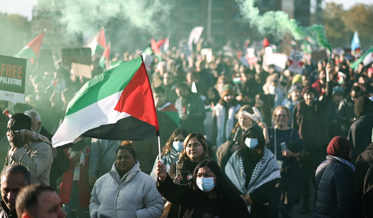 تظاهرة مؤيدة لفلسطين أمام منزل الرئيس الأميركي .