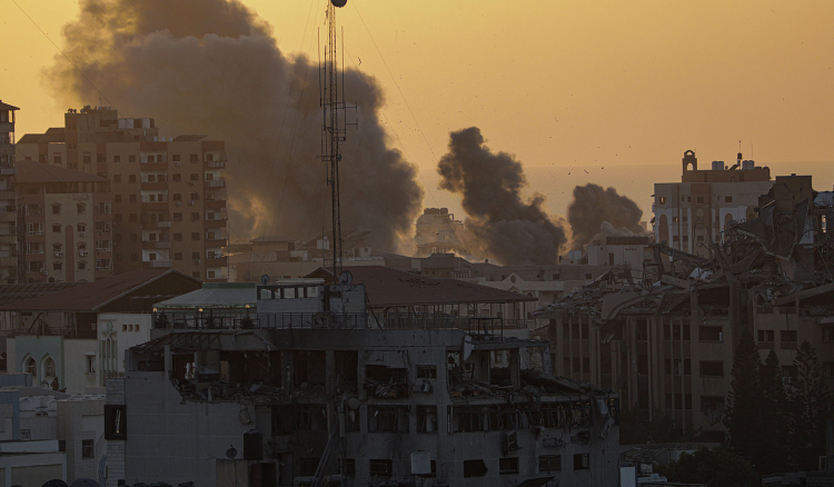 ضربة إسرائيلية تستهدف مبنى في مستشفى الشفاء.
