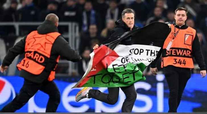 مشجع يقتحم أرض الملعب حاملًا علم فلسطين , خلال مباراة كوبنهاغن ومانشستر يونايتد في دوري الأبطال .