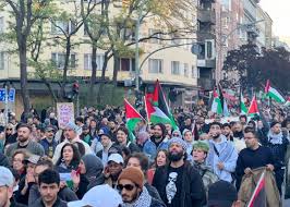 التظاهرات تعم برلين ودوسلدورف تضامنًا مع الفلسطينيين في غزة.