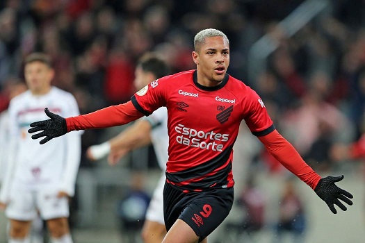 النجم البرازيلي فيتور روكي يصل إلى برشلونة هذا الشهر .