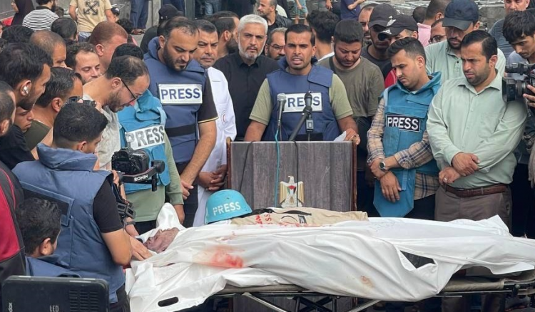 نقابة الصحافيين الفلسطينيين: استشهاد الصحافي عبدالله حماد وزوجته وأطفاله في غارة على منزله .