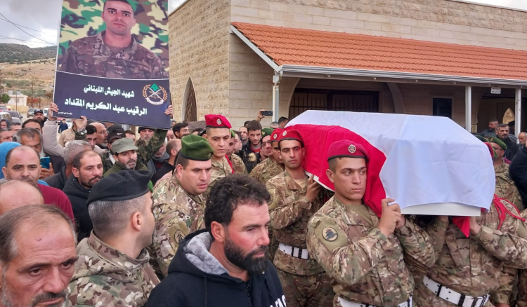 العميد الحلبي ممثلا وزير الدفاع وقائد الجيش في تشييع الرقيب المقداد .