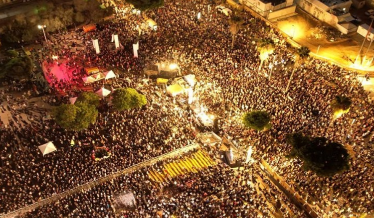 مظاهرات حاشدة في تل أبيب للمطالبة بالإفراج عن المحتجزين.