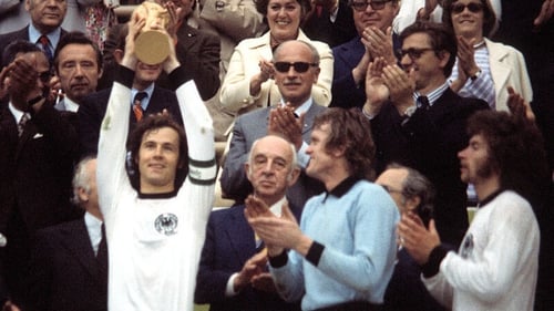 وفاة فرانتس بيكنباور النجم التاريخي للكرة الألمانية والعالمية .