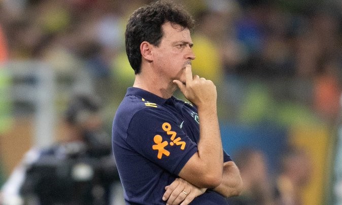 إعفاء فرناندو دينيز من مهمة تدريب منتخب البرازيل .
