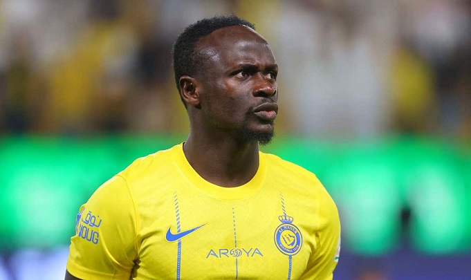 النّجم السنغالي ساديو ماني يقدّم ملعب كرة قدم لشباب بلدته .