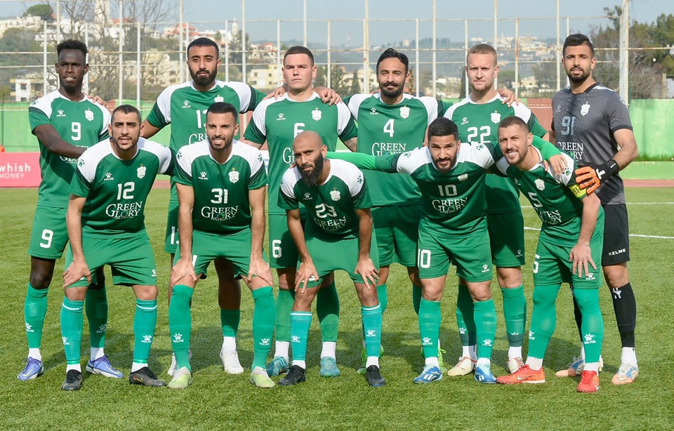 الأنصار يهزم العهد وينفرد بالصدارة .