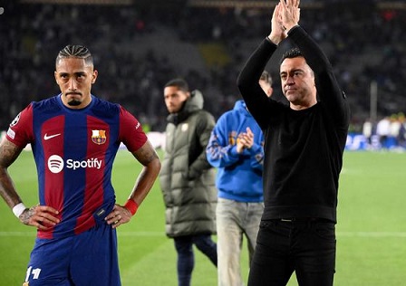 تشافي هرنانديز مدرب برشلونة يعود عن قرار الإستقالة .