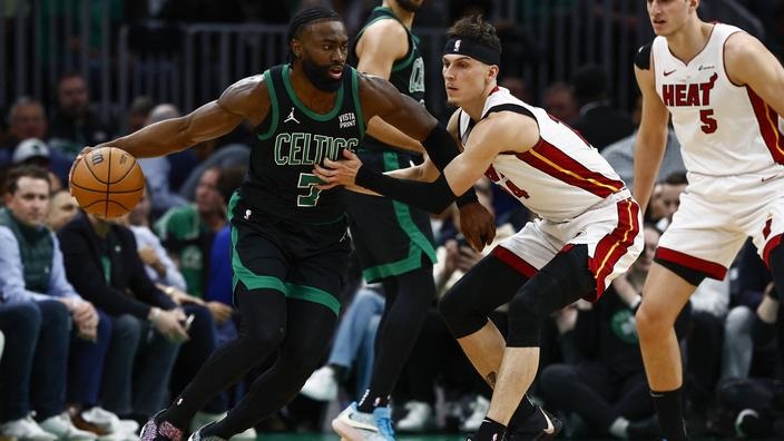 NBA : بوسطن يُخرج ميامي , ودالاس على باب الدّور النصف نهائي .