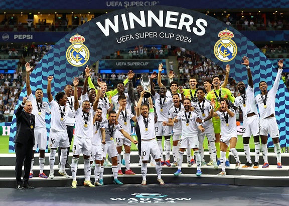 ريال مدريد يفتتح الموسم بالفوز بكأس السوبر الأوروبية .