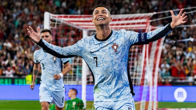 البرتغالي رونالدو يسجّل الهدف رقم 900 , ويشكّك بأهداف بيليه وروماريو .