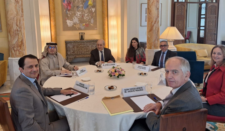 لودريان التقى سفراء االخماسية في قصر الصنوبر.