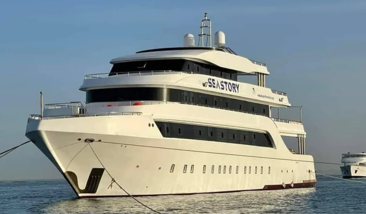 غرق مركب سياحي مصري في البحر الأحمر.