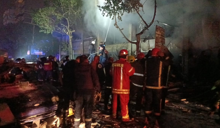 فوج الإطفاء: يعمل رجال الإطفاء على إخماد حريق مار الياس.