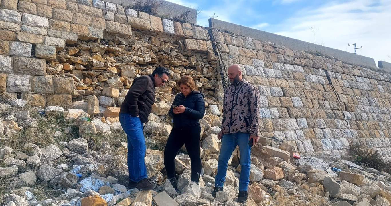 حميه يتفقد حائط الدعم على طريق ضهر البيدر بعد انهياره جزئيا