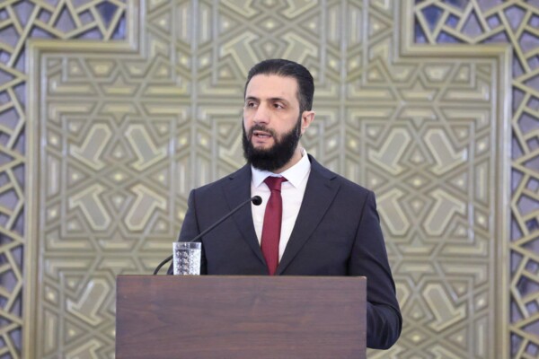التلفزيون السوري: الشرع وصل إلى باريس تلبيةً لدعوة رسمية من ماكرون