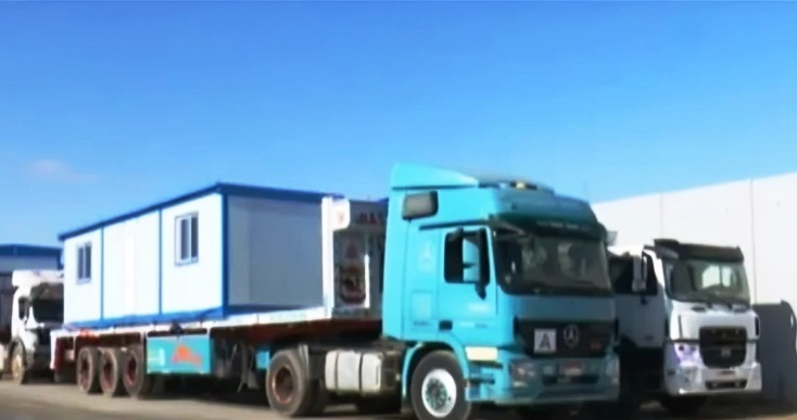 شاحنات تحمل منازل متنقلة ومعدات ثقيلة تستعد للدخول إلى غزة من مصر