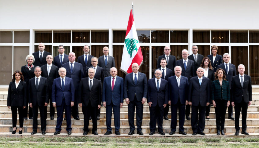 وزير الإعلام  تلا مقررات مجلس الوزراء: تعيين قادة الاجهزة العسكرية وجلسة الاثنين للتعينات الادارية